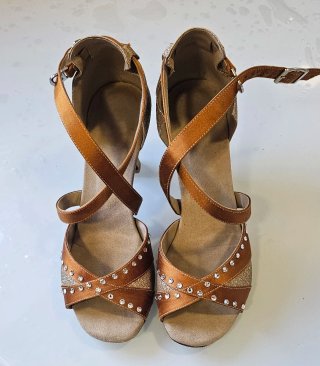 Zapatos de baile latino dorados