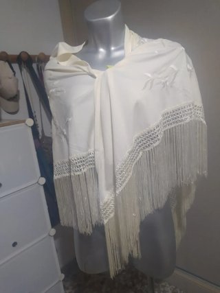 OFERTA. Mantón de Manila Bordado Color  beis