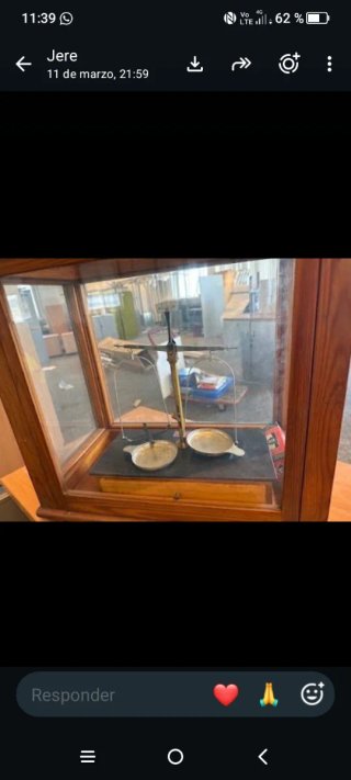 Báscula Antigua en Vitrina de Madera