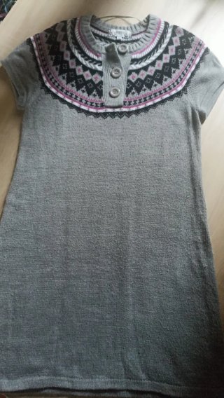 Vestido de punto gris con estampado