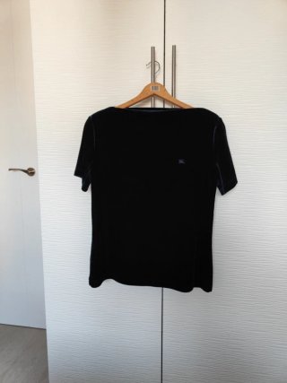 Blusa de terciopelo Burberry azul marino.
