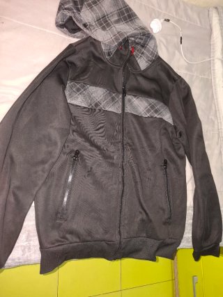 Chaqueta con capucha y cremallera