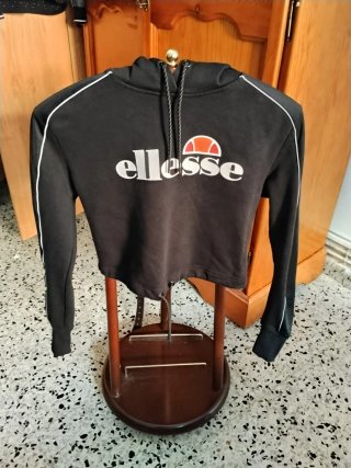 Sudadera tipo top. Negra Ellesse Talla M casi nuev