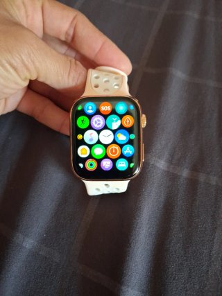 Reloj Inteligente con Caja Dorada con cargador.