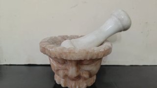 Almirez de alabastro tallado