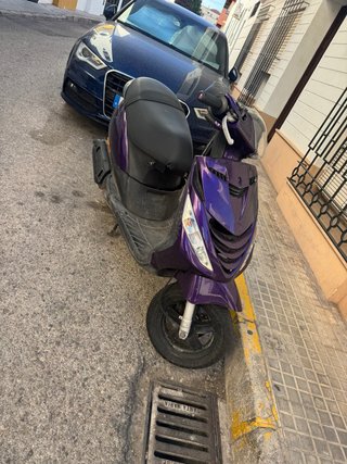 Piaggio Zip Scooter Morado
