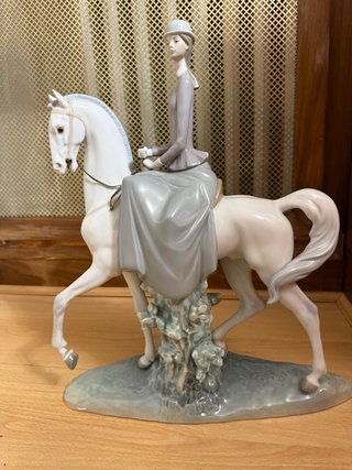 Figura Lladró Mujer a Caballo Porcelana