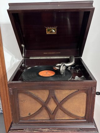 Gramófono antiguo con mueble La Voz de su Amo