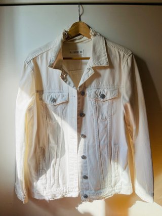 Chaqueta tejana blanca de Mango