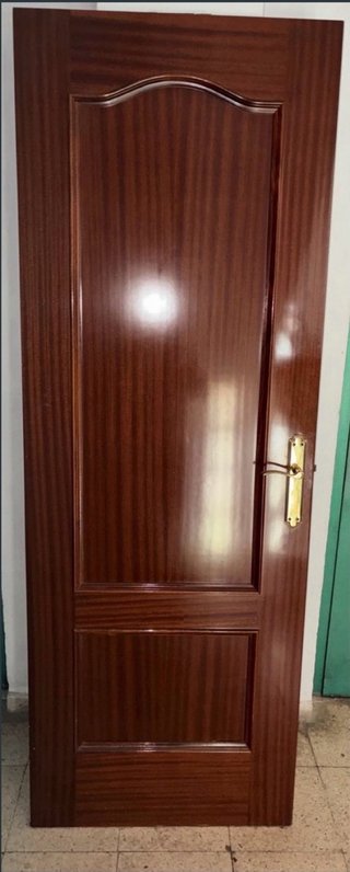 Puerta interior madera oscura