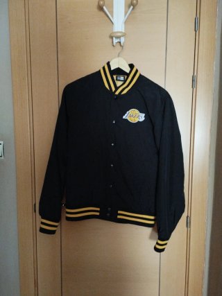 Chaqueta New Era Los Ángeles Lakers