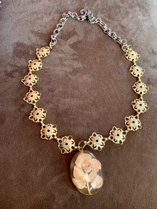 Collar Antiguo con Medallón de Flor finales XIX