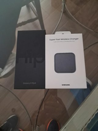 Samsung Galaxy Z Flip4 y Cargador Inalámbrico