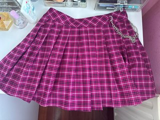 Falda de cuadros rosa con cadena