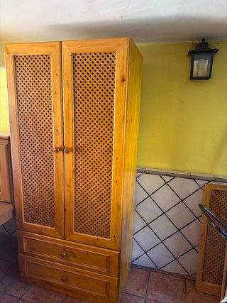 Armario de Madera con Puertas de Celosía