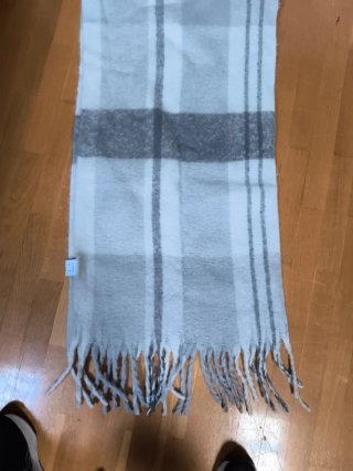 Bufanda de cuadros gris y blanca