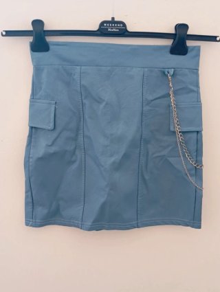 Minigonna blu con catenella
