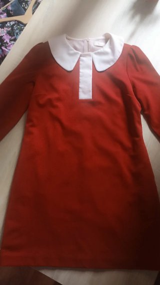 Vestido Rojo con Cuello Bebé Blanco