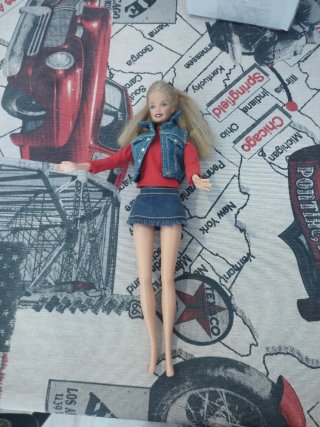 Muñeca Barbie con conjunto casual