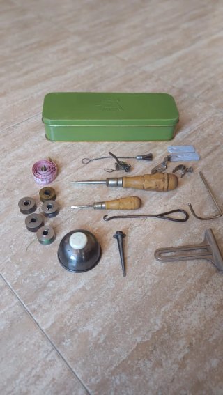 Caja de Accesorios para Máquina de Coser ALFA