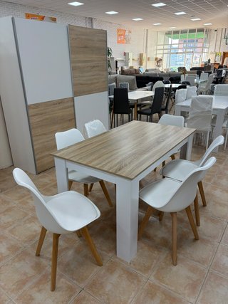 Mesa comedor nórdica - Sillas acolchadas.