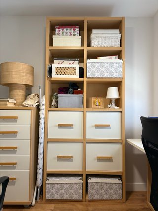 Estantería de madera con puertas