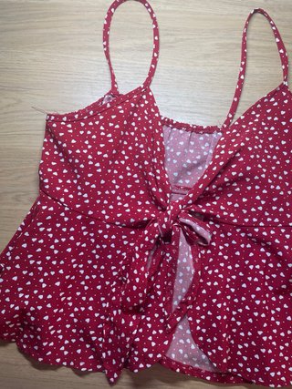 Blusa roja con estampado de corazones