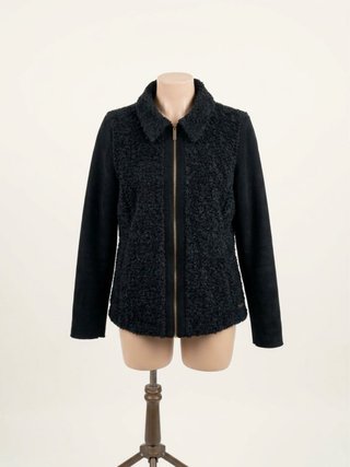 Chaqueta negra con textura