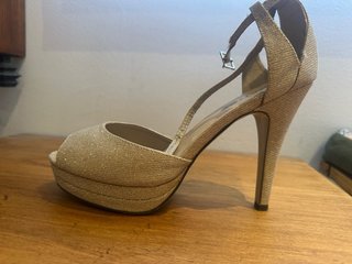 Zapatos de tacón Menbur dorados
