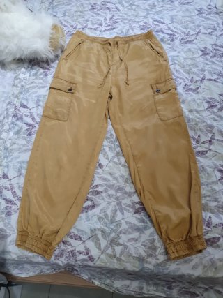 Pantalón Cargo color mostaza
