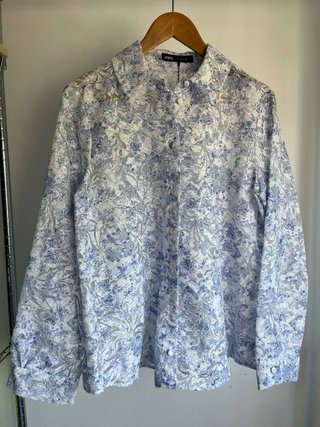 Camisa Zara Flores Azul y Blanca Talla L