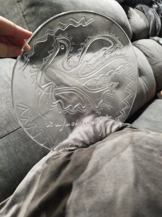 Plato Redondo de Cristal con Relieve