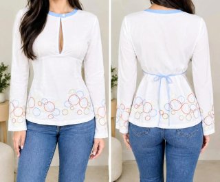 Blusa Blanca con Detalles de Círculos