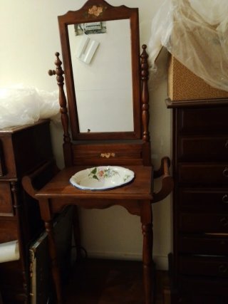 Mueble palanganero antiguo de madera y  porcelana.