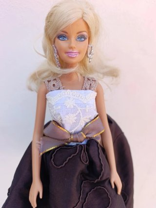 Muñeca Barbie con vestido elegante