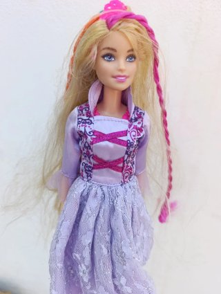 Muñeca Barbie con vestido lila