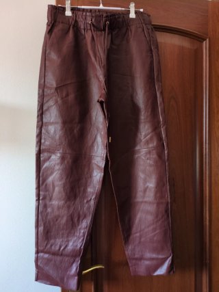 Pantalón de polipiel color berenjena