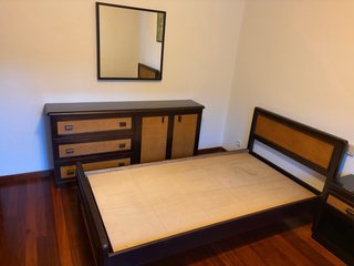 Dormitorio con 2 camas, mesilla y cómoda