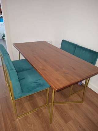 Mesa de madera y 4 sillas de terciopelo