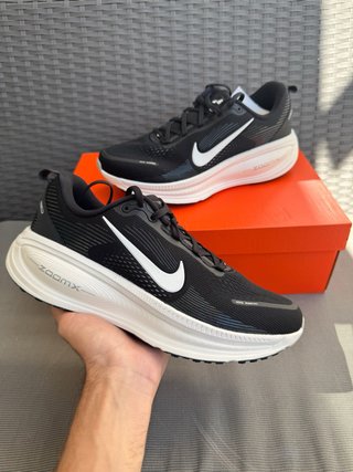 Nike Vomero 18 Black/White HM6804-005 Talla 44 EU