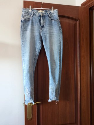 Vaqueros azules con detalles brillantes