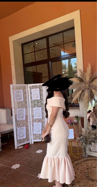Vestido midi beige con hombros descubiertos