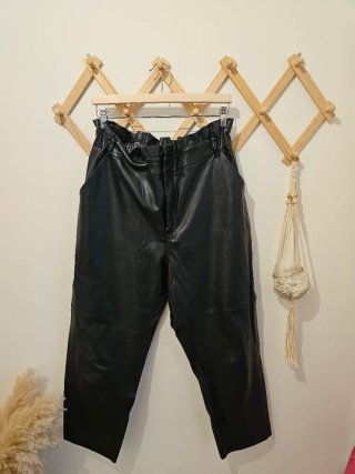 Pantalón Negro Efecto Cuero