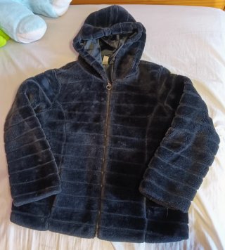 Chaqueta de pelo sintético negra con capucha