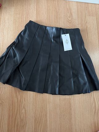 Falda corta de cuero Stradivarius