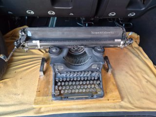 Máquina de escribir antigua Hispano-Olivetti M40