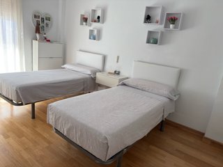 Habitación completa con dos camas