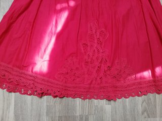 Falda por la rodilla con puntilla y bordados