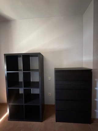 Scaffale e cassettiera nere