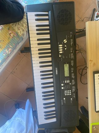 Teclado Yamaha EZ-220 con MIDI